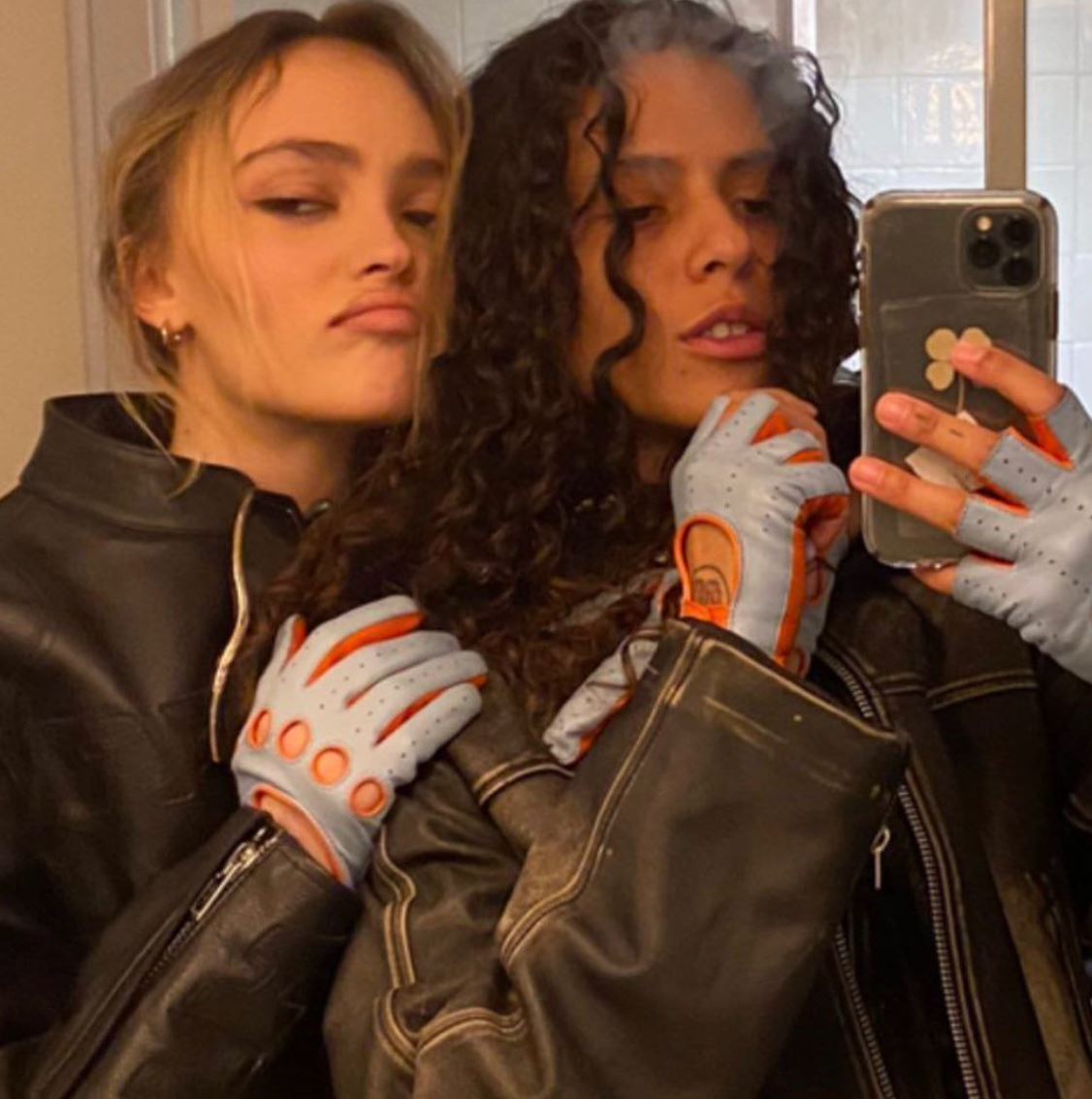 LilyRose Depp en couple avec cette chanteuse Voyez leur baiser passionné!