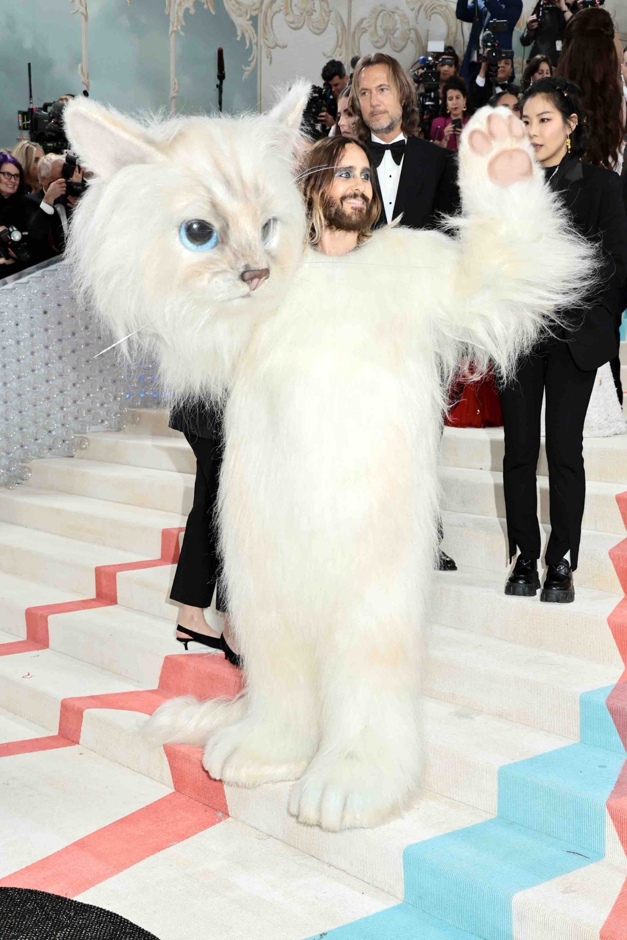 NEW YORK, NEW YORK - MAY 01: Jared Leto, dressed as Karl Lagerfeld's cat Choupette, attends The 2023 Met Gala Celebrating "Karl Lagerfeld: A Line Of Beauty" at The Metropolitan Museum of Art on May 01, 2023 in New York City. (Photo by Jamie McCarthy/Getty Images)