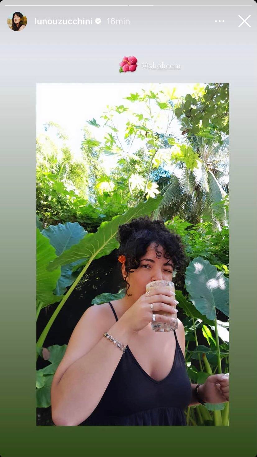 Lunou Zucchini pose topless au bord de l'eau