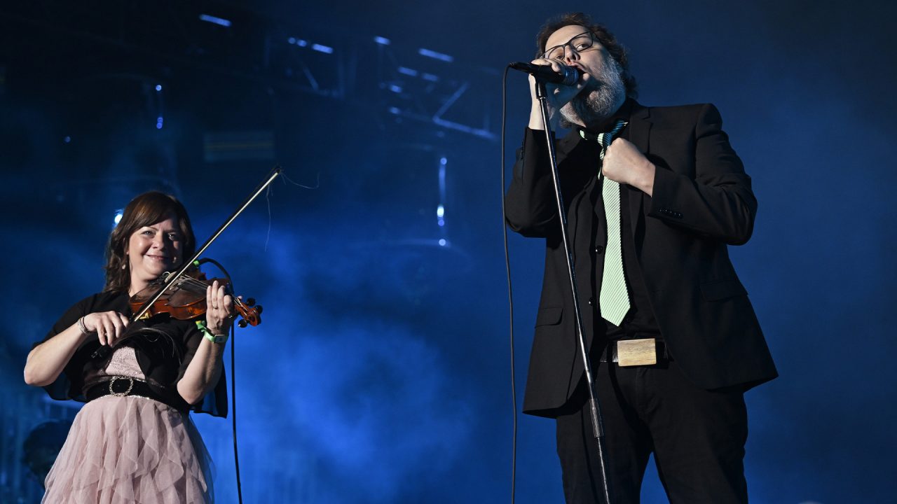 Le chanteur des Cowboys Fringants, Karl Tremblay, chante pendant que Marie-Annick Lépine joue du violon lors de leur prestation au Festival d'été de Québec, à Québec, le lundi 17 juillet 2023. 