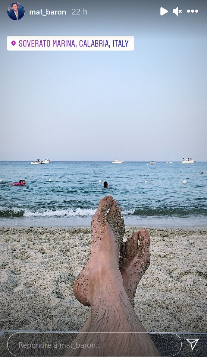 Mathieu Baron profite de la plage en vacances en Italie