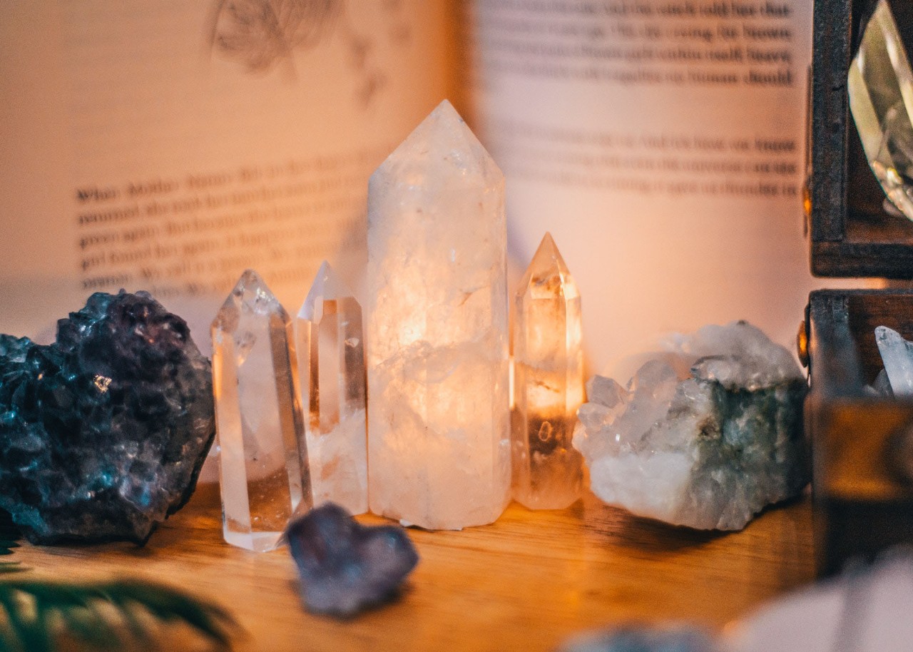 Plusieurs cristaux et un livre mystique