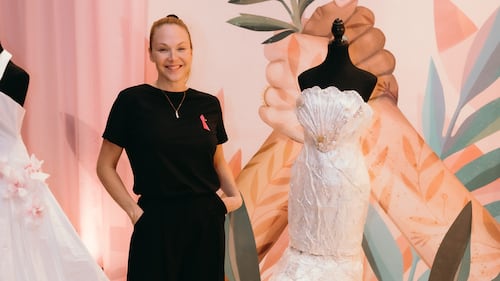 Cette designer a créé une robe avec du papier hygiénique en 70 heures pour une bonne cause