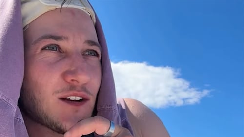 À la plage, Alex rencontre un jeune fan de Survivor Québec