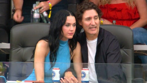 Voyez Justin Trudeau admirer Katy Perry dans sa géante bouteille sur scène