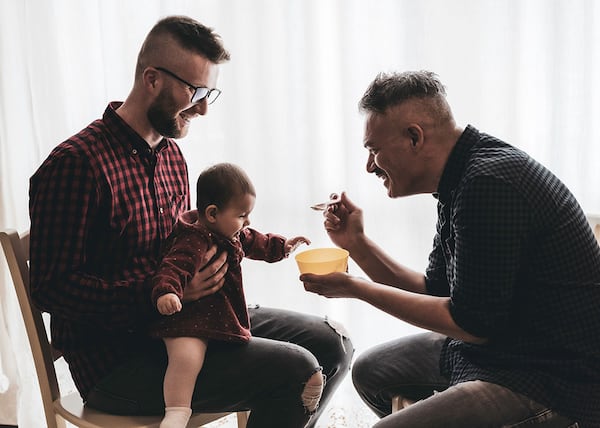 Deux papas comblés nous racontent la touchante histoire d'adoption de leur fils