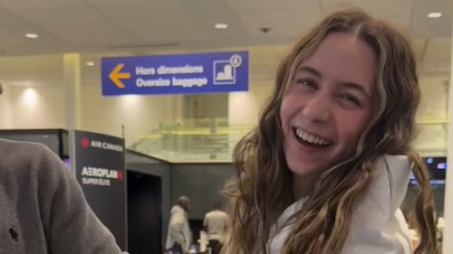 Romy dit au revoir à son chum et Julie Snyder à l’aéroport