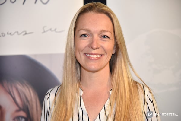 Suzie Villeneuve nous touche droit au coeur en interprétant 2 classiques de Noël!