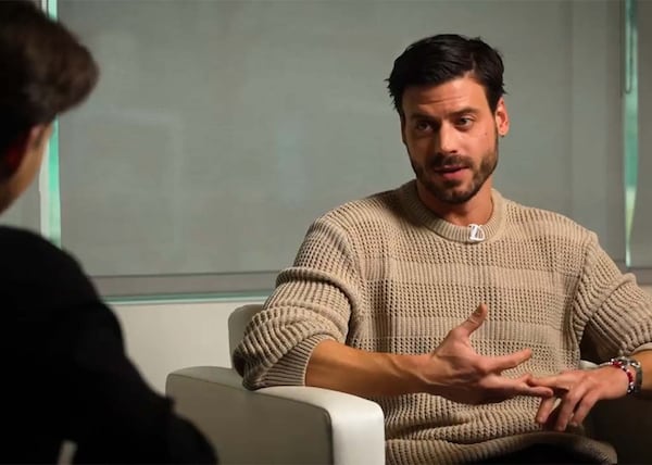 François Arnaud explique l’importance des scènes intimes dans Rivalité passionnée