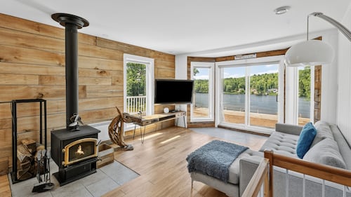 Découvrez ce magnique chalet au bord de l’eau à vendre pour moins de 500 000$