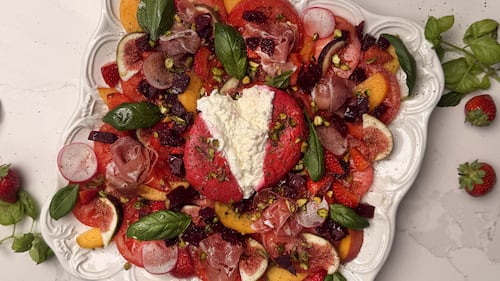 Burrata rouge sur salade estivale