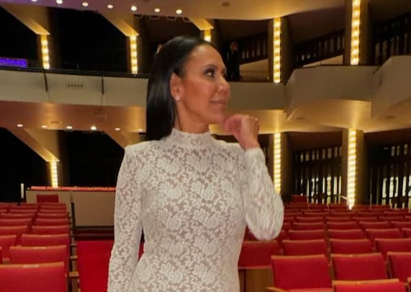 Isabelle Racicot était sculpturale dans cette ravissante robe de dentelle blanche