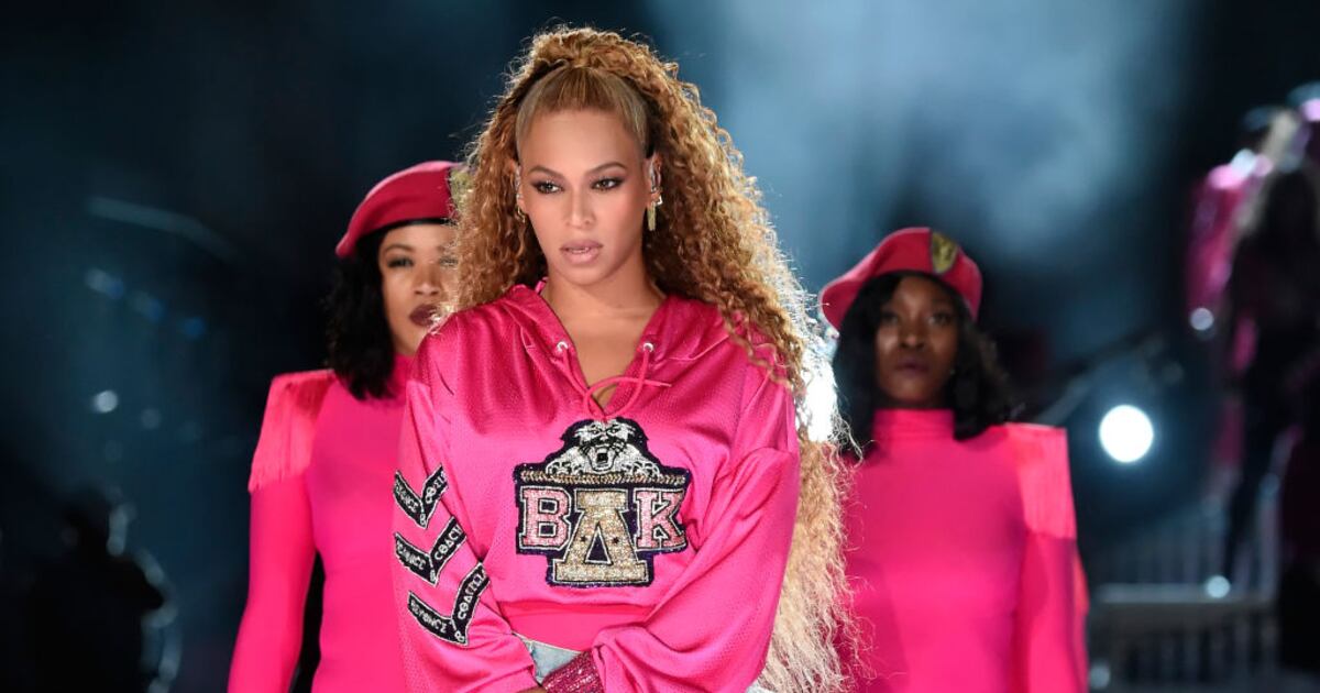 Beyoncé surprend ses fans et dévoile un album-surprise