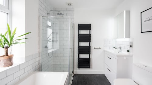 Comment laver une douche en verre afin qu'elle soit étincelante