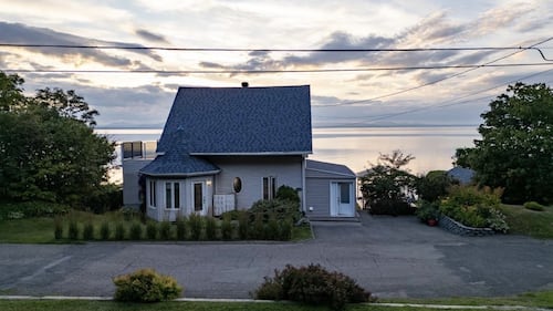 Cette maison ayant le fleuve comme cour arrière est à vendre dans le Bas-Saint-Laurent