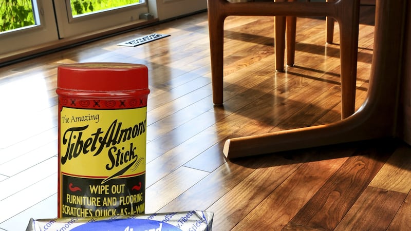 J’ai testé ce bâton magique pour réparer les égratignures sur le bois