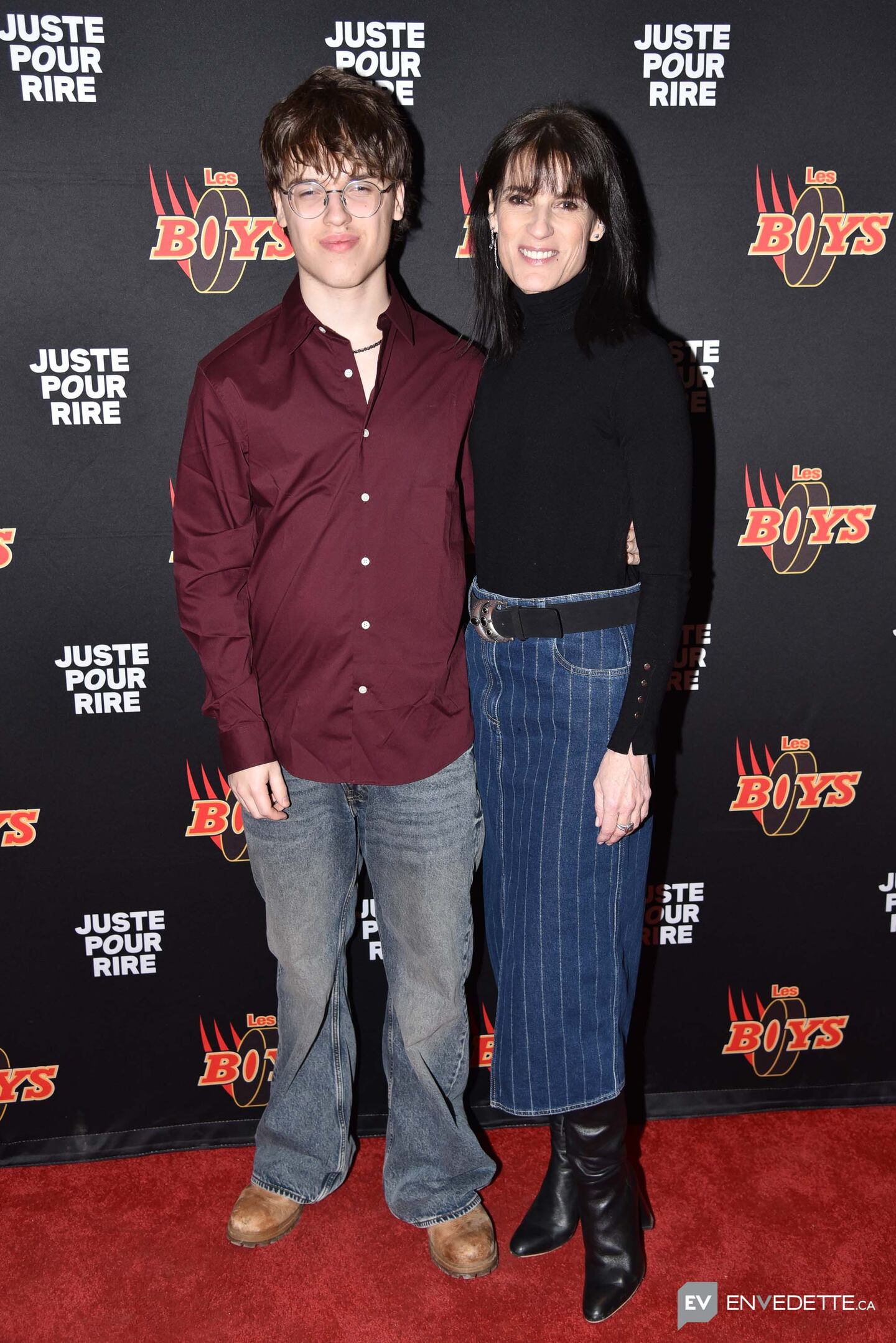 Stéphane Rousseau: son fils Axel prend la pose sur le tapis rouge