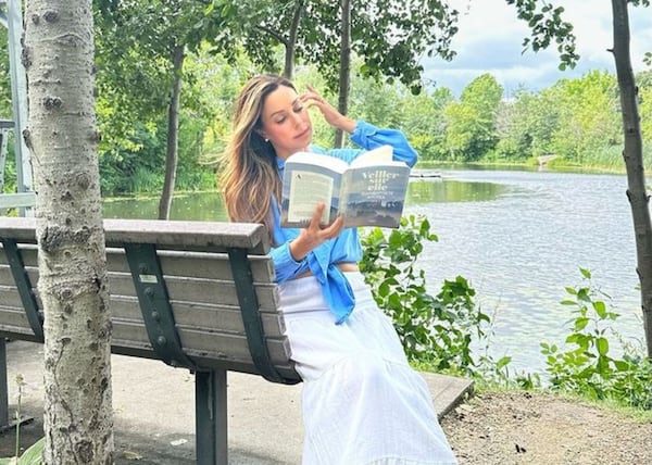 Anick Dumontet prend la pose en minijupe sur le bord du fleuve