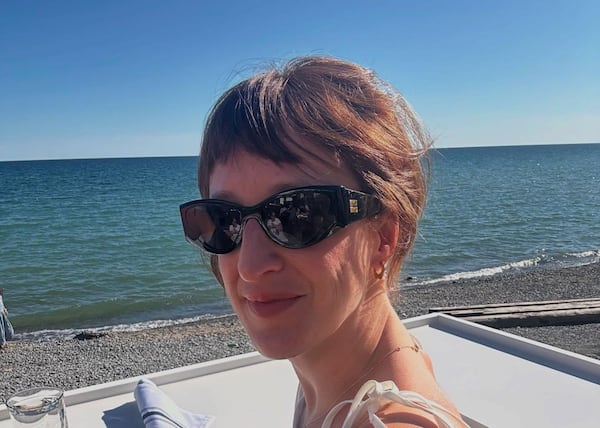 Anne-Élisabeth Bossé partage la photo d’un baiser à la plage et c’est digne d’un film