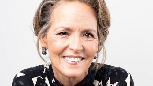 Louise Sigouin rayonne aux côtés de sa conjointe lors de la première des Misérables à Montréal