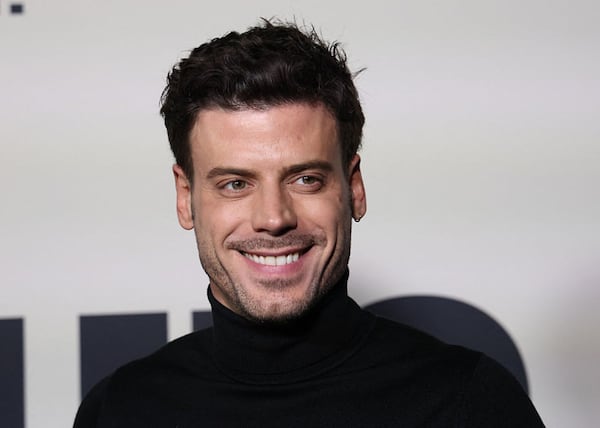 François Arnaud était très bien accompagné sur le tapis rouge à Los Angeles