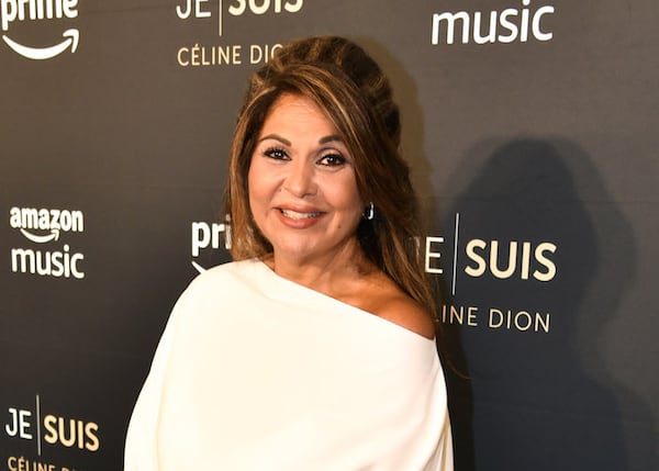 Sonia Benezra surprend dans ce haut recouvert de découpes
