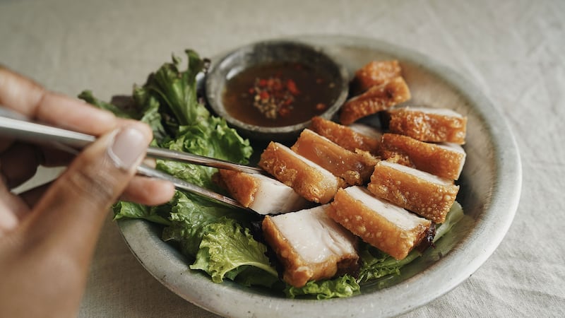 Porc croustillant avec sauce à la lime et à l’ail