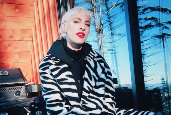 Marie-Mai est renversante dans une robe à pois noire à manches longues bouffantes