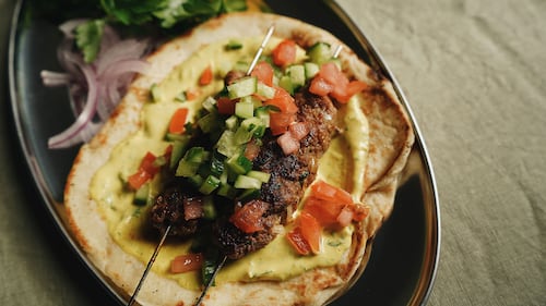 Keftas de boeuf sur pain naan, avec sauce citronnée