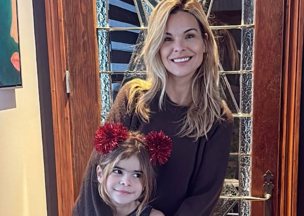 Festive, Kim Rusk prend la pose avec son père et sa fille