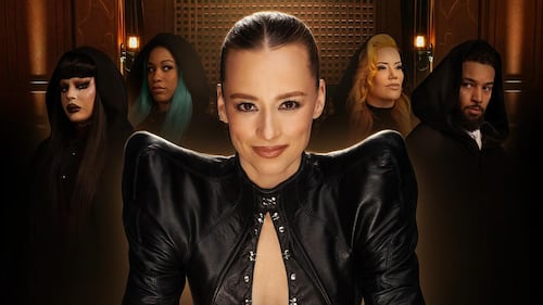 Karine Vanasse dévoile son look 100% cuir de la première de The Traitors