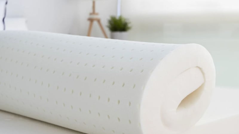 On a testé 12 surmatelas : voici les 3 qui valent vraiment leur prix