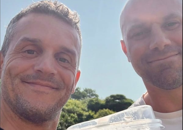 Étienne Boulay et Patrice Bélanger reçoivent toute une surprise d'une barista