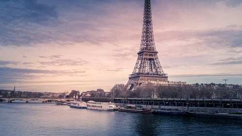 Nouvel avis pour les voyageurs en France: «Faites preuve d’une grande prudence»