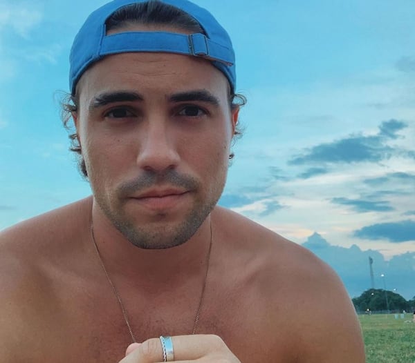 Olivier Dion dévoile ses abdos d'acier après une randonnée!