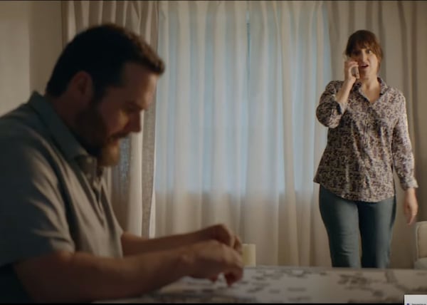 Voici les premières images d'Anne-Élisabeth Bossé et Antoine Bertrand dans le film Menteuse