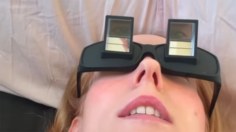 Vous aimez lire dans votre lit? Ces lunettes vous faciliteront la tâche