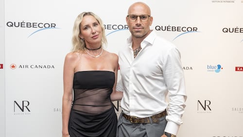 Maïka Desnoyers et Étienne Boulay épatent bras dessus, bras dessous devant le Ritz
