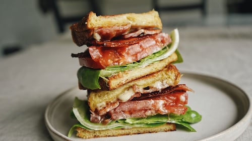 BLT décadent avec pain brioché et mayonnaise à l’ail rôti