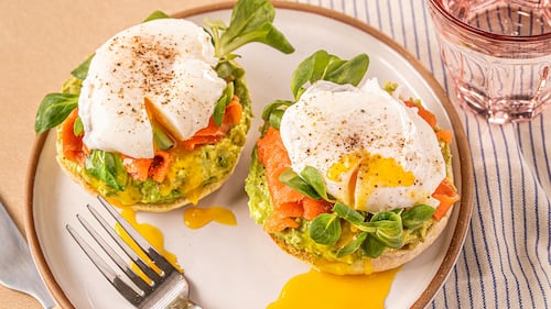 Muffins anglais au saumon fumé, avocat et œuf poché
