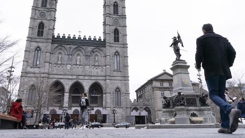 Un café a ouvert sur le parvis de la basilique Notre-Dame de Montréal
