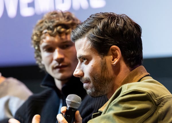 François Arnaud et Connor Storrie de Heated Rivalry aperçus ensemble à Paris