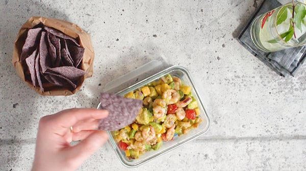 Salade de crevettes nordiques et croustilles de maïs