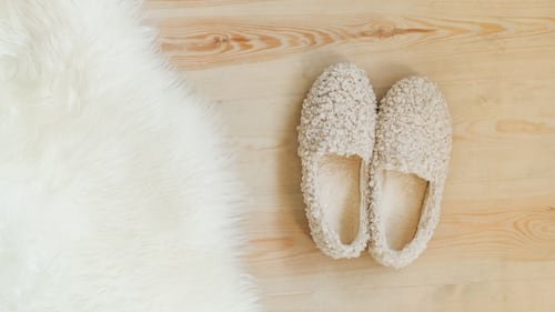 10 pantoufles confos et jolies pour réchauffer vos pieds cet automne