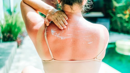 Comment appliquer de la crème solaire sur votre dos quand vous êtes seul.e?