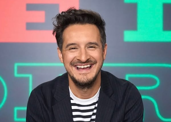 Sébastien Diaz lance des fleurs à Mariana Mazza