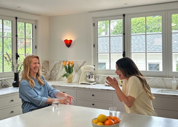 Marilou fait visiter sa nouvelle cuisine à Mélanie Maynard