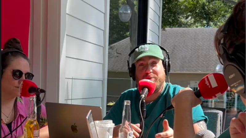 Phil Roy reçoit de prestigieux invités près de sa piscine