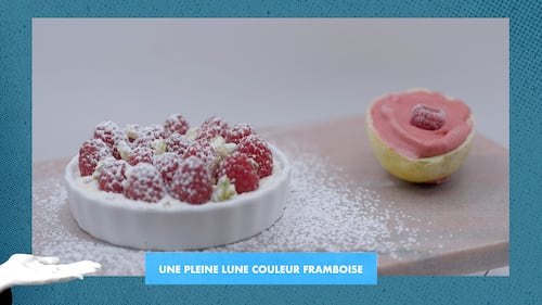 Une pleine lune couleur framboise