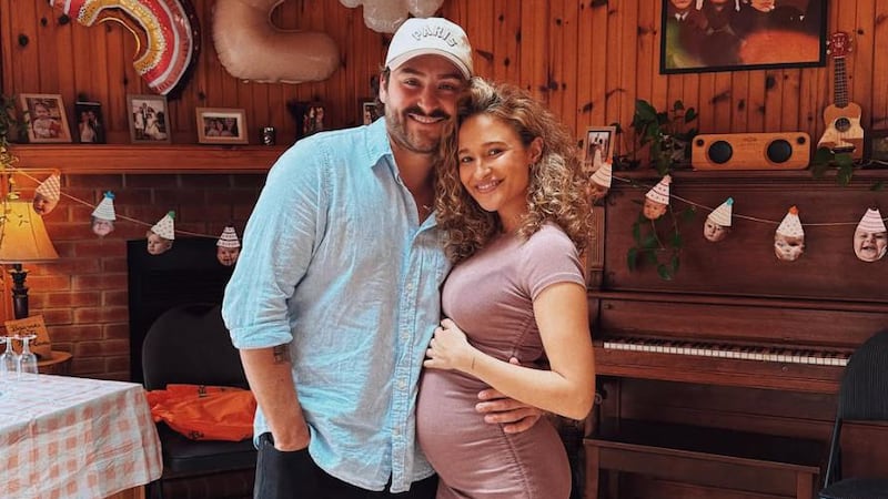 Lili-Ann De Francesco rayonne en dévoilant le sexe de son futur enfant